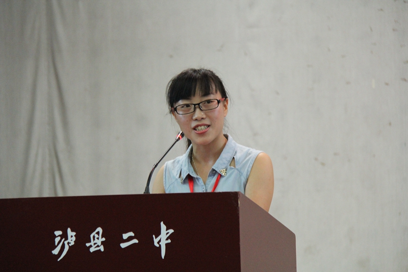 最后,五位老师一起上台,齐声表达了对学校的感激:泸县二中,感谢有